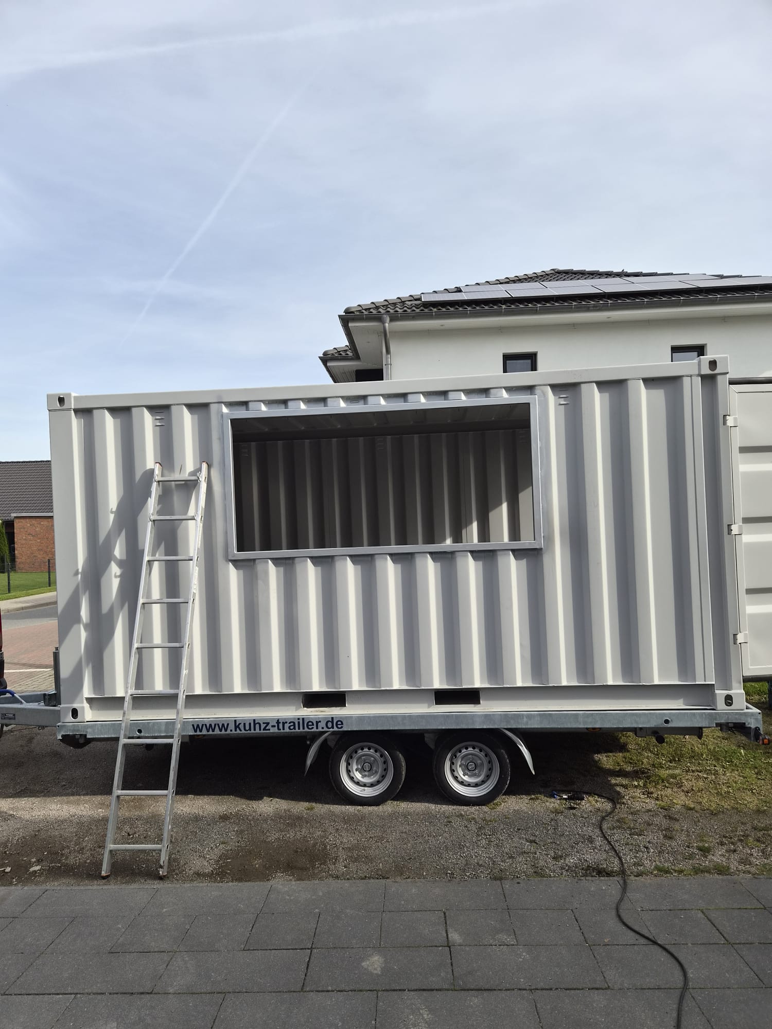 PizzaPier Container auf dem Anhänger mit ausgeschnittener Verkaufsklappe
